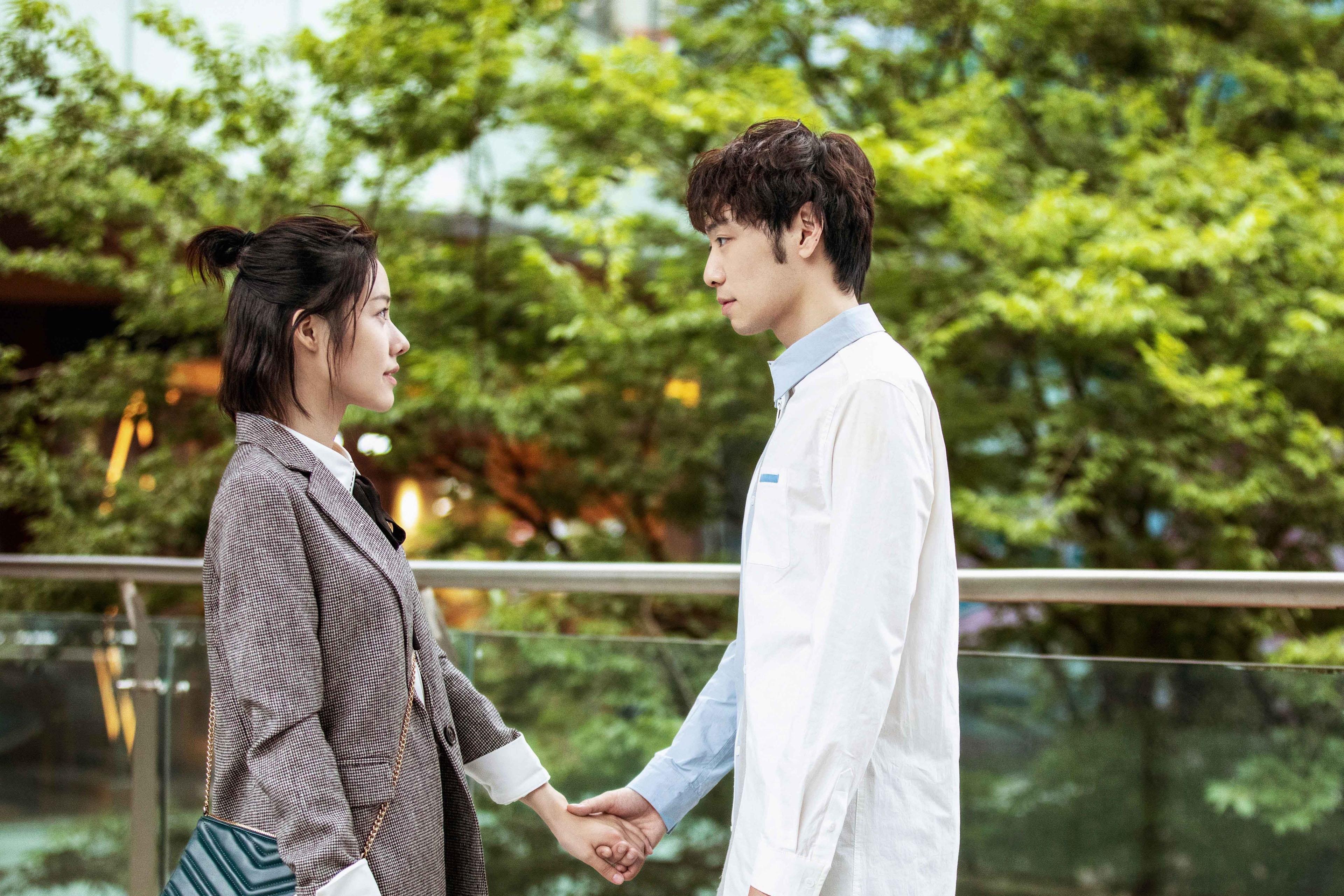 b体育在线平台-球场外的故事：运动员的家庭生活引发关注，运动员在球场训练形容词