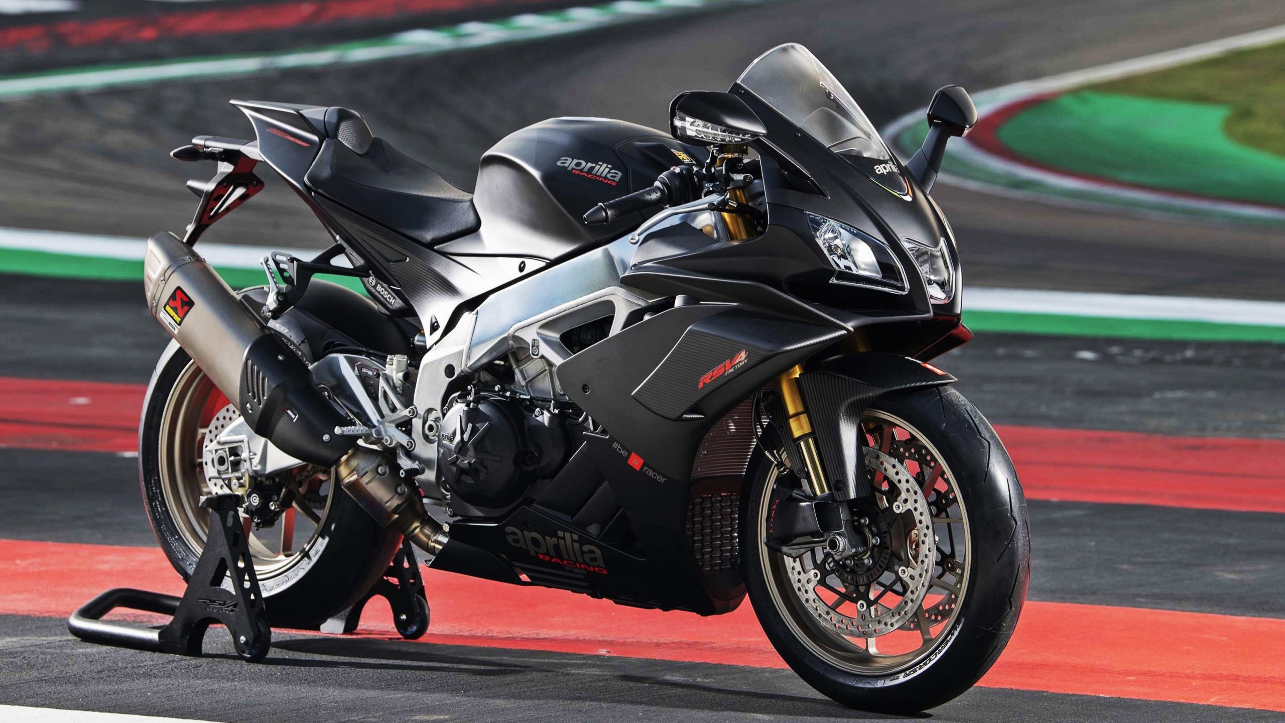 英格兰马术队在巴黎奥运会盛装舞步比赛中获得第八名，展现出色表现。