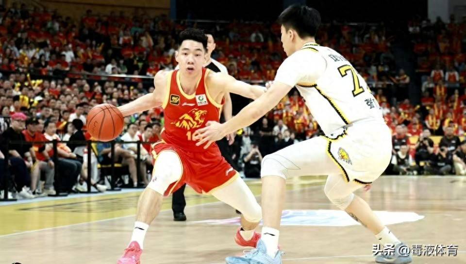 bsports体育：勇士队训练营：威瑟斯庞展现组织能力，争夺轮换位置的简单介绍
