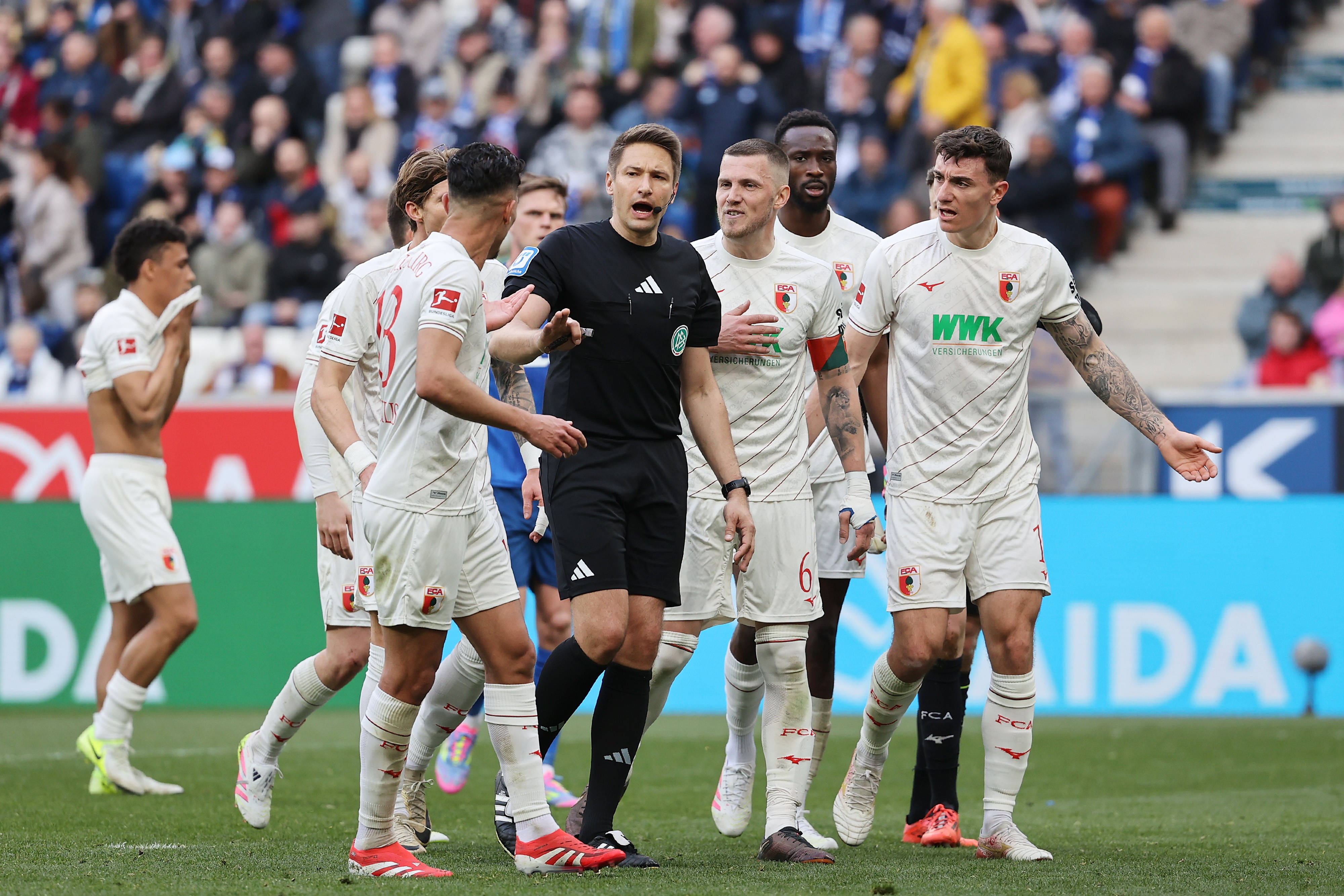 B体育官方网站:德甲的最佳配合:球队协作的典范 B体育官方网站:德甲的最佳配合:球队协作的典范